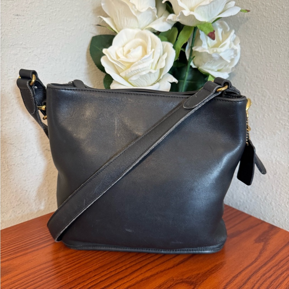 Vintage Coach Black Leather Crossbody Bag with Timeless Design